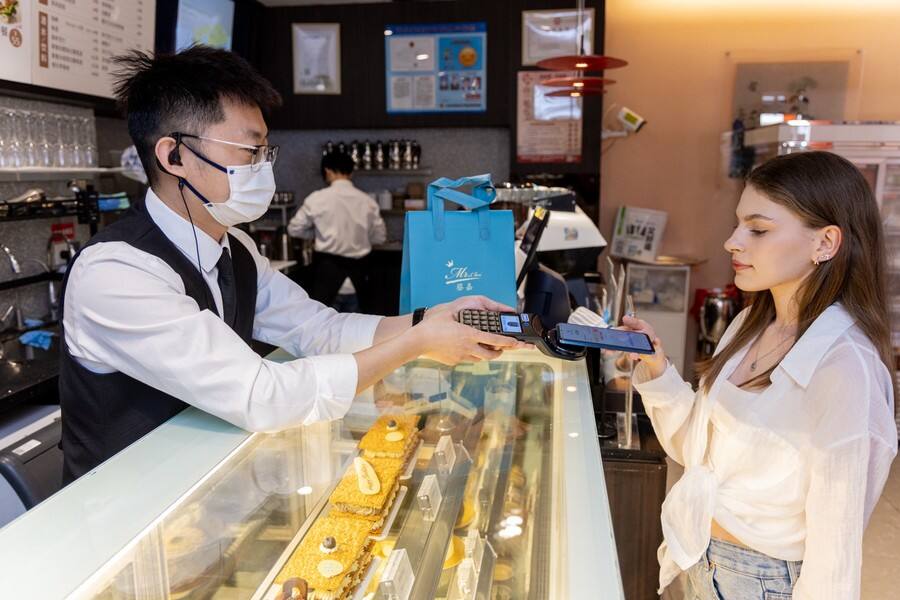 《“来华三宝”助推国庆消费热，入境游客用支付宝在零售品牌消费额同比涨超200%》