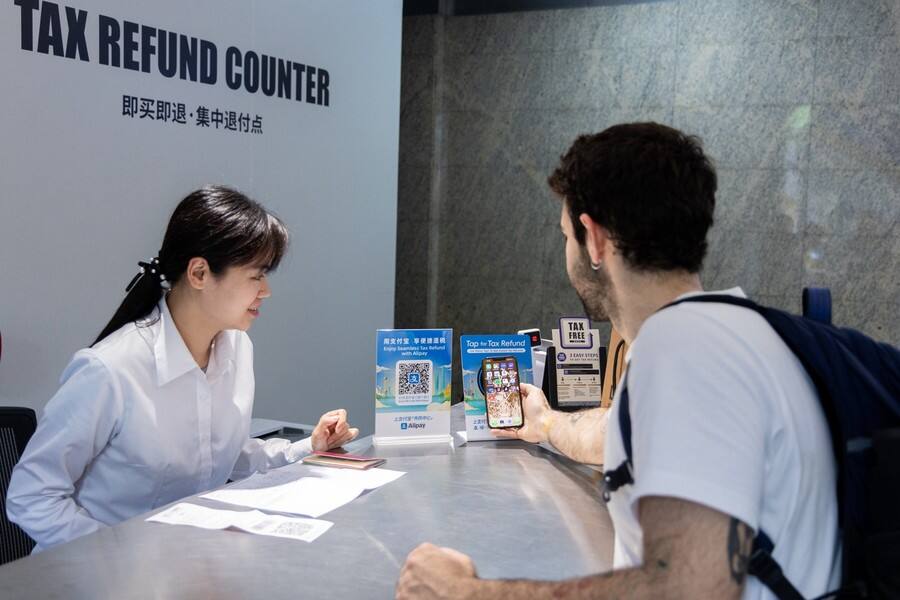 《“来华三宝”助推国庆消费热，入境游客用支付宝在零售品牌消费额同比涨超200%》