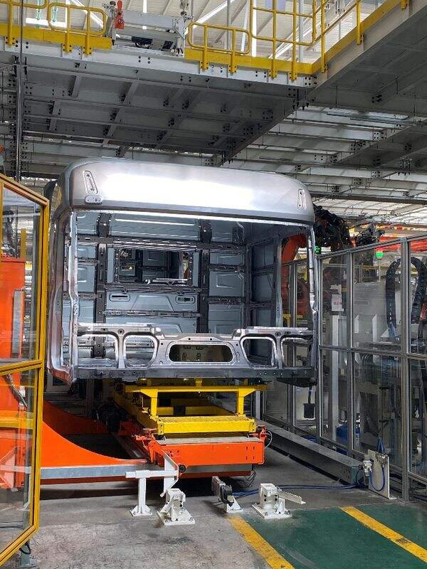 《柯马助力福田戴姆勒升级A6重卡制造，实现高效智能焊装》