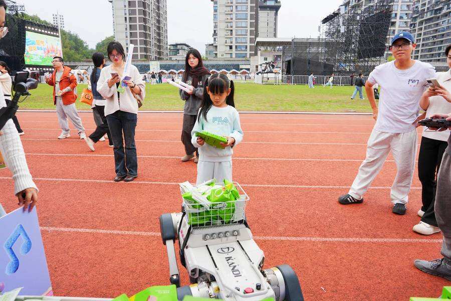 《Kandi机器狗亮相氧气音乐节，“派送惊喜”成全场人气王》
