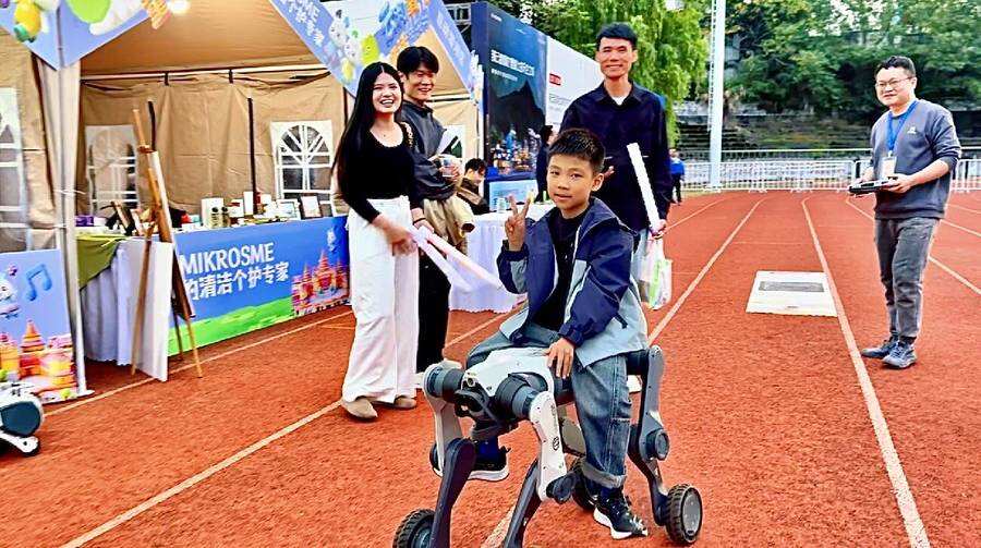 《Kandi机器狗亮相氧气音乐节，“派送惊喜”成全场人气王》