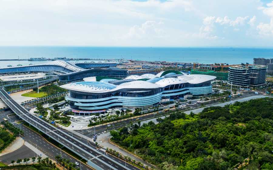 《海南自贸港封关倒计时 中免集团领跑全球旅游零售新格局》