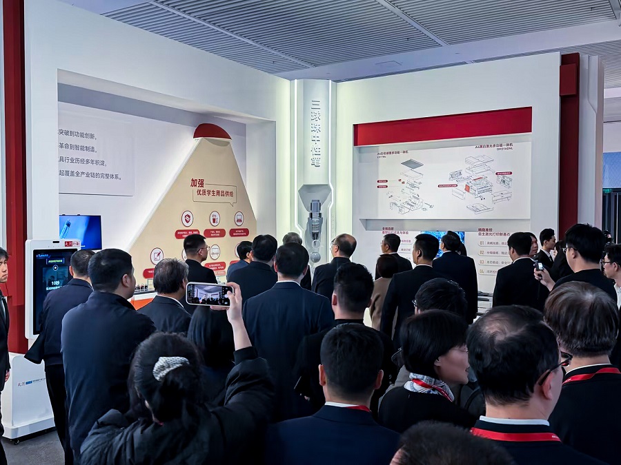 《从笔尖到打印！得力作为文具办公行业唯一企业亮相国博“十四五”成就展》