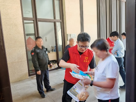 《守护金融安全 共筑美好生活 ：澳门国际银行惠州支行党支部开展金融知识进社区宣传活动》