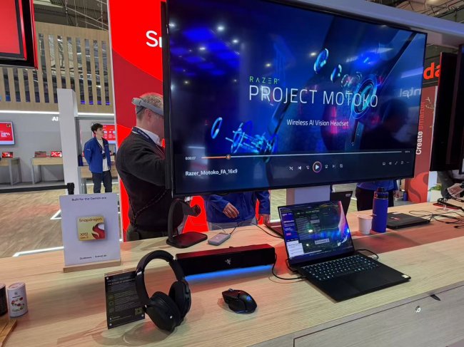 《把20亿参数装进胸针？高通补齐了个人AI生态的最后一块拼图》