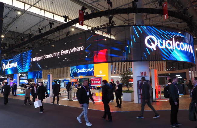 《把20亿参数装进胸针？高通补齐了个人AI生态的最后一块拼图》