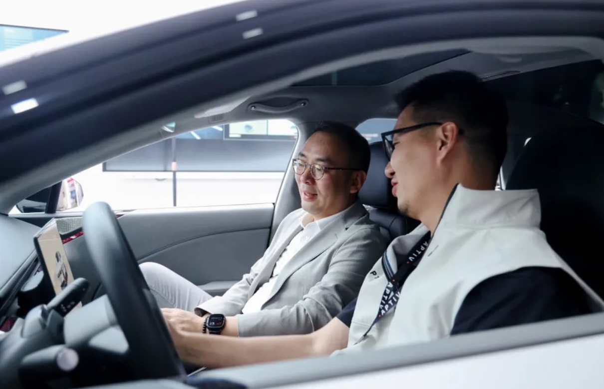 《面壁智能与安波福达成战略合作，端侧AI座舱方案走向全球市场》
