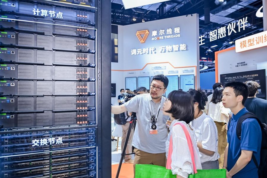 WAIC 2026|摩尔线程展示 MTT C256超节点 首创一层Scale-up网络256卡全互联插图1 《WAIC 2026|摩尔线程展示 MTT C256超节点 首创一层Scale-up网络256卡全互联》