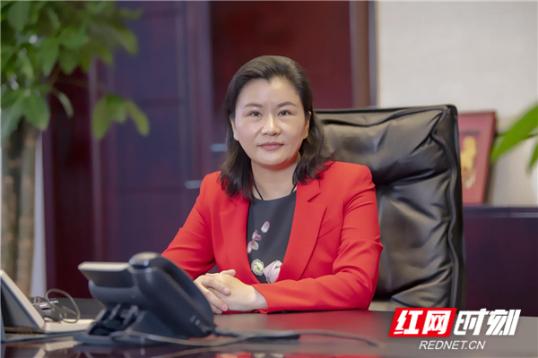 《周群飞：从流水线女工到中国女首富，她用玻璃改写了命运》